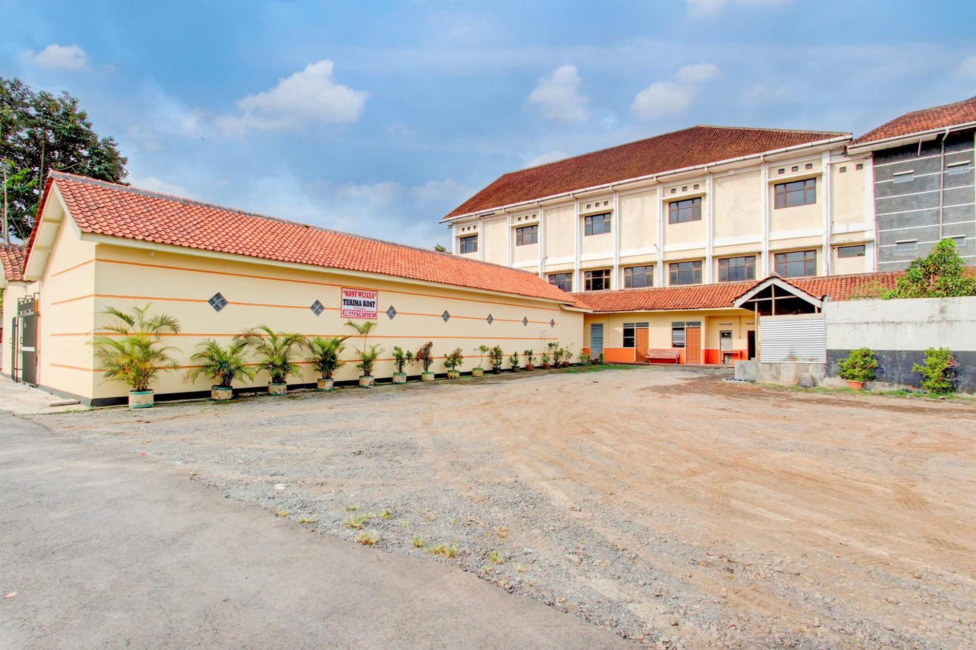 Spot On 93988 Guest House Wijaya Syariah Near Alun Alun Kota Purwokerto Exterior photo