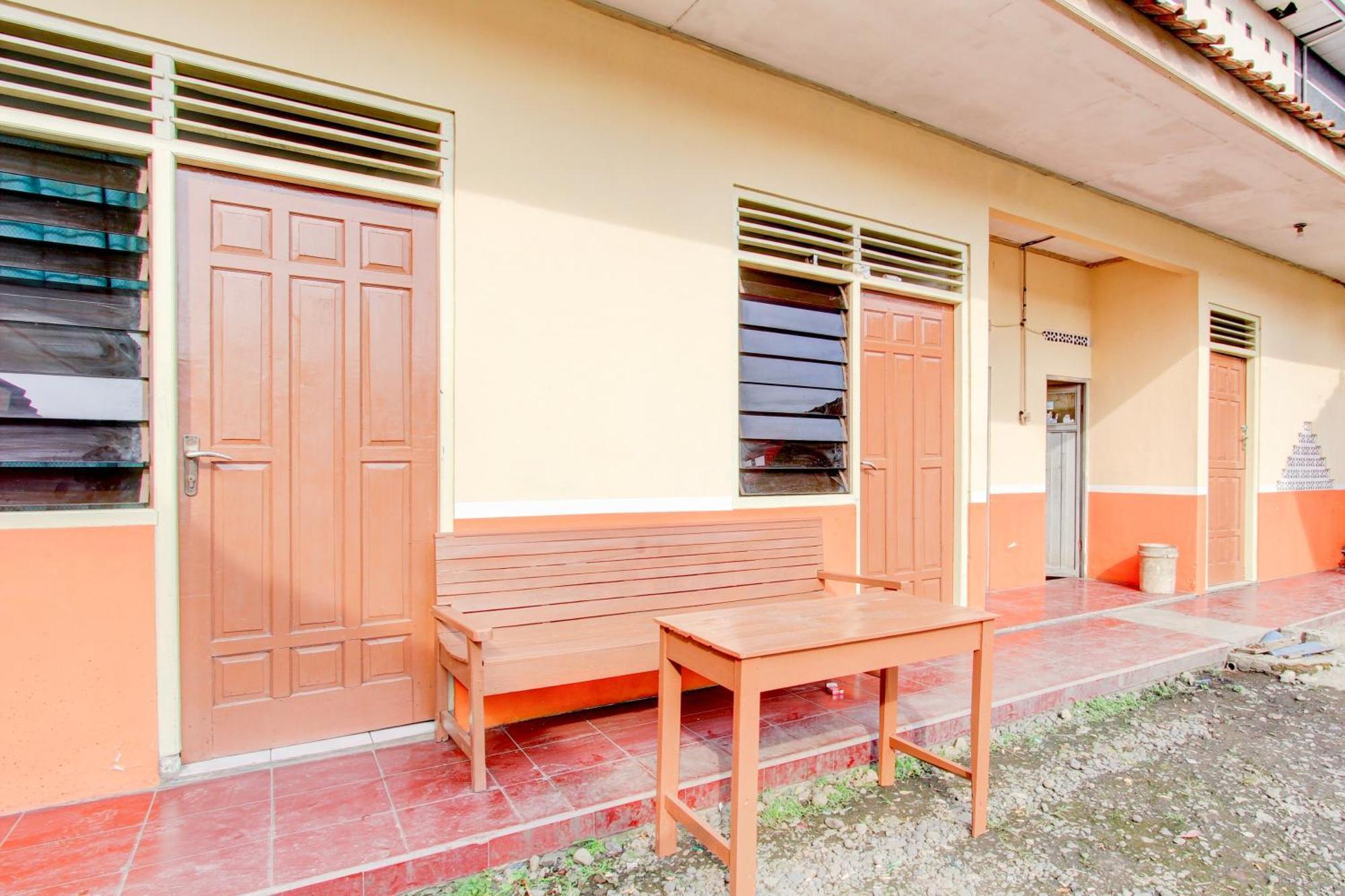 Spot On 93988 Guest House Wijaya Syariah Near Alun Alun Kota Purwokerto Exterior photo